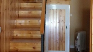 A wooden staircase leading to a second floor, with a white door at the top. - Oasi LIV Palermo (Piana degli Albanesi)