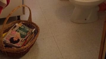 Zuhanyzó, ingyenes piperecikkek és törölközők