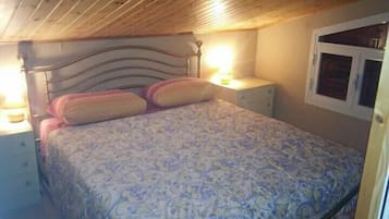 Szoba kétszemélyes ággyal, közös fürdőszoba (n° 2) | Prémium ágynemű, vasaló/vasalódeszka, ingyenes wifi és ágynemű