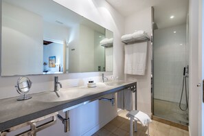 Suite Junior, vue sur la mer | Salle de bain | Articles de toilette (gratuits), séchoir à cheveux, peignoirs