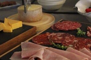 A charcuterie board with various meats and cheese. - Hotel Llenaire (Pollenca)