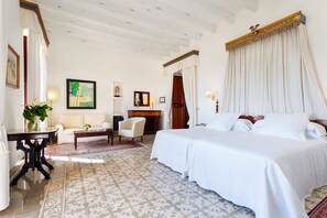 Suite junior, vista al mar | Minibar, caja de seguridad en la habitación y decoración personalizada 
