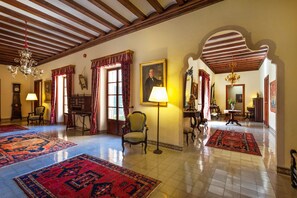 Lobby sitting area - Hotel Llenaire (Pollenca)