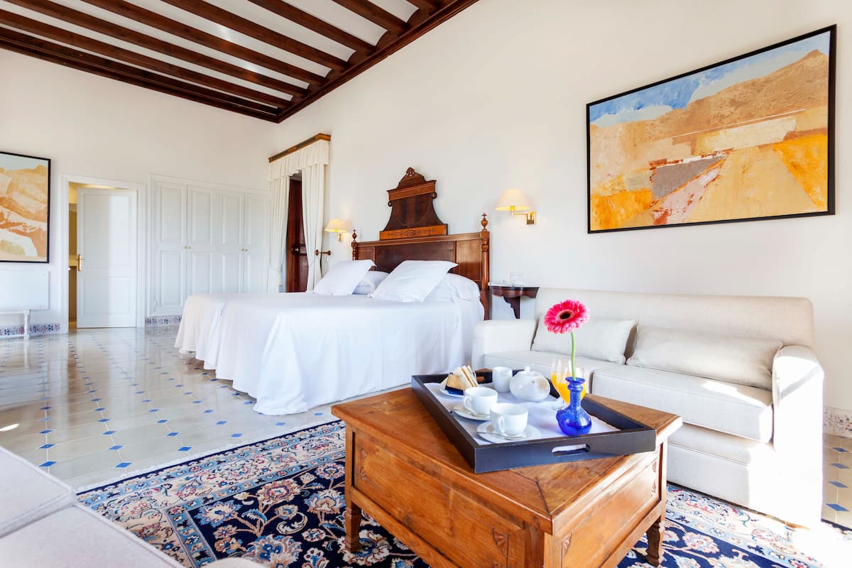 Junior Suite, Sea View | Minibar, in-room safe, laptop workspace, soundproofing