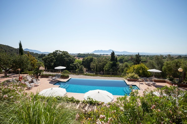 Seasonal outdoor pool, pool umbrellas, sun loungers