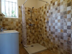 風筒、提供毛巾、廁紙