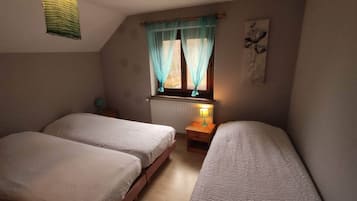 1 slaapkamer, een strijkplank/strijkijzer, reisbedje, gratis wifi