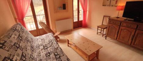 1 habitación, tabla de planchar con plancha y cuna de viaje