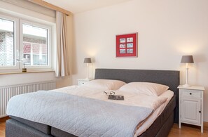 1 slaapkamer, een strijkplank/strijkijzer, reisbedje, gratis wifi