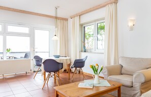 TV, books, stereo - Fantastic holiday apartment with beautiful views to the sea, it is dog friendly (Wittdün)