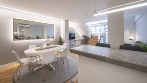 Un comedor moderno con una mesa blanca, sillas y un espejo grande.