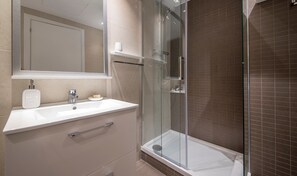 Badewanne, Haartrockner, Handtücher