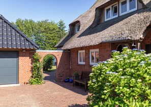 Exterior - Apartment in thatched roof house in Nebel on the island Amrum - WLAN, TV, terrac (Nebel)
