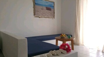 Premium Studio Suite, Garden View | Living room | LED TV