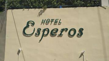Parede com o texto "HOTEL Esperos" em letras grandes e negrito.