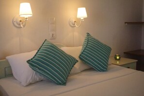 Donzen dekbedden, een kluis op de kamer, een bureau