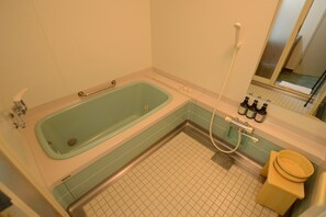 Standaard tweepersoonskamer, niet-roken (Check-In After 9 PM,110) | Badkamer | Een aparte badkuip en douche, gratis toiletartikelen, een haardroger