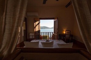 4 chambres, coffre-fort, bureau, fer et planche à repasser