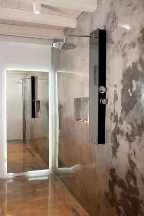 Deluxe Double Room | Bathroom