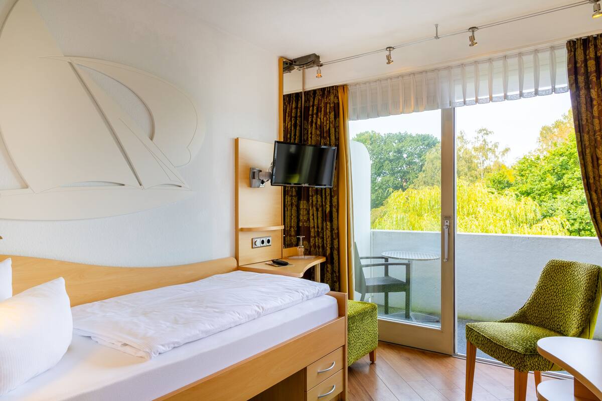 Single Room | Minibar, desk, cribs/infant beds, rollaway beds