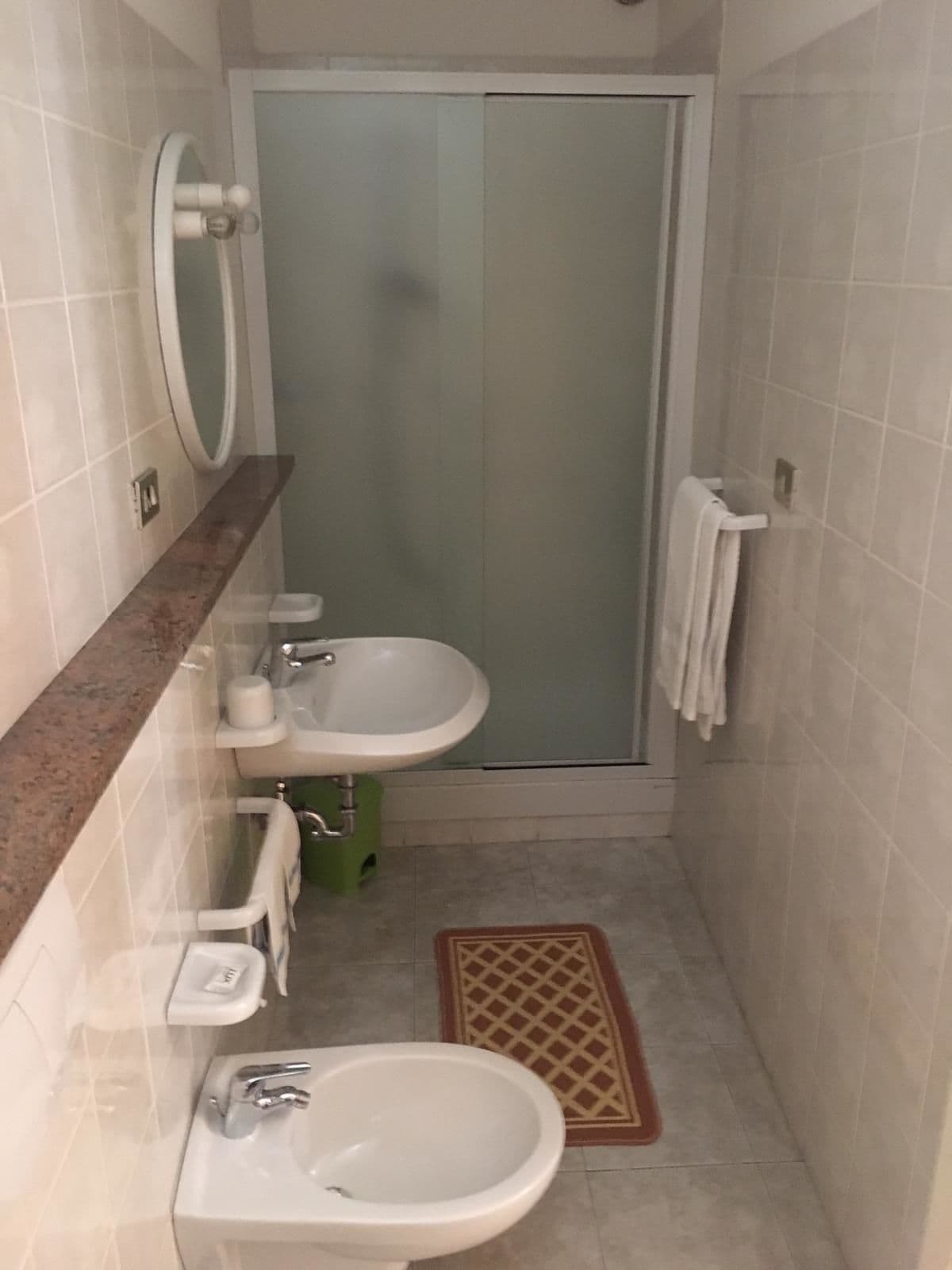 Ein Badezimmer mit Waschbecken, Bidet und Toilette.