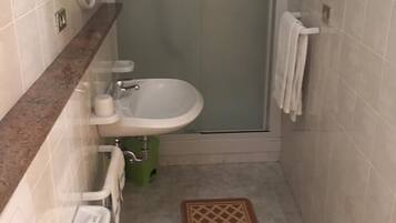 Ein Badezimmer mit Waschbecken, Bidet und Toilette.