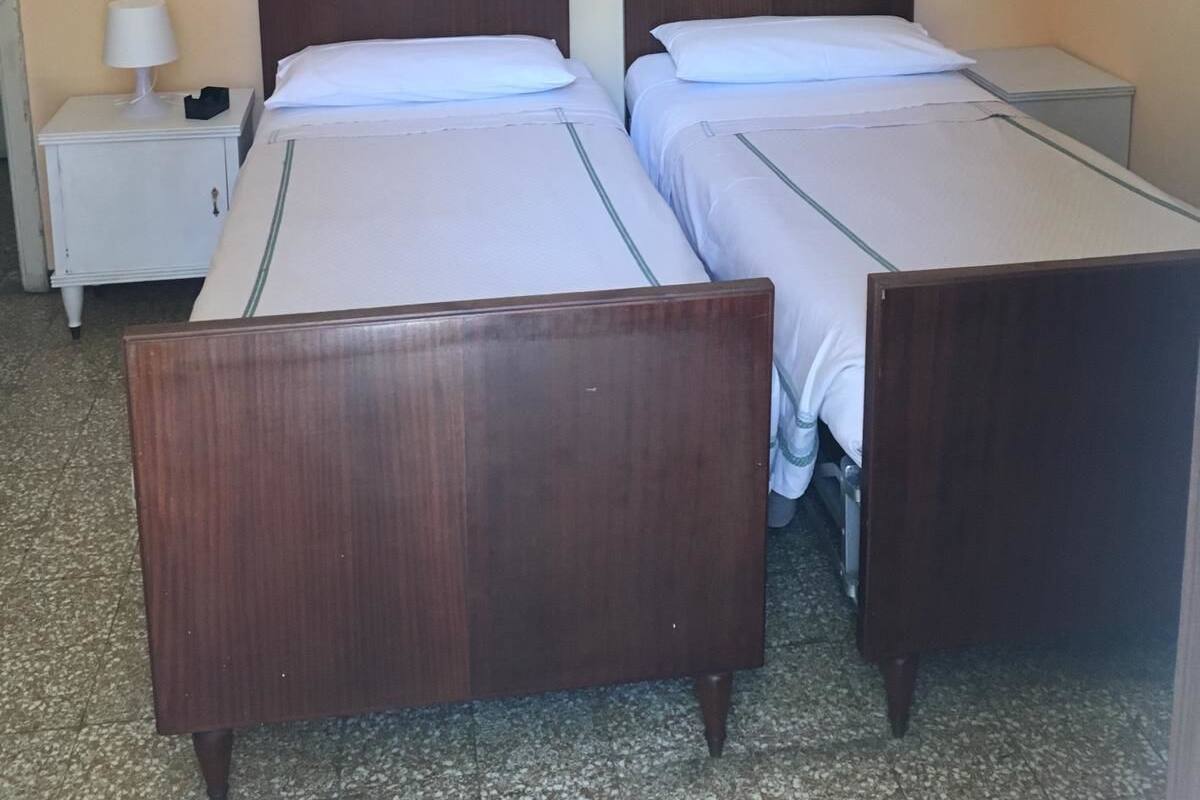 1 dormitorio, escritorio, sistema de insonorización y cunas gratuitas