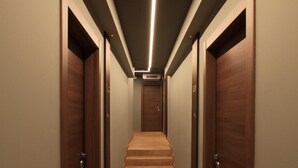 1 ห้องนอน, โต๊ะทำงาน, ห้องเก็บเสียง, เปล/เตียงเด็กอ่อน (ฟรี)