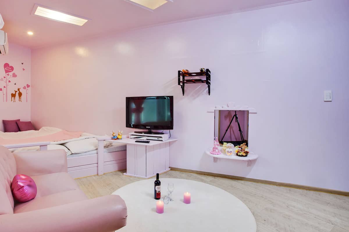 Room (Peach) | 1 bedroom, free WiFi, bed sheets