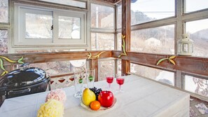Room (Peach) | Terrace/patio - Gapyeong Aquamarin Pension (Gapyeong)