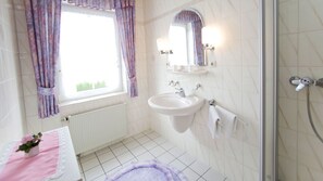 Dusche, Handtücher, Seife, Toilettenpapier