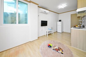 Zimmer (Sa Soo Ja Ri) | Wohnbereich | Fernseher