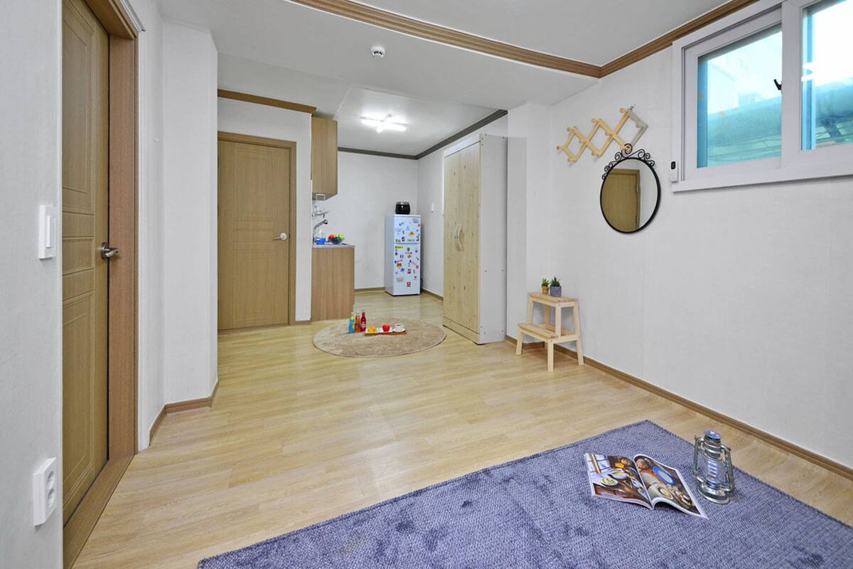 Room (Hwang So Ja Ri) | Living area | TV