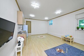 Room (Ssang Doong Ii Ja Ri) | Living area | TV