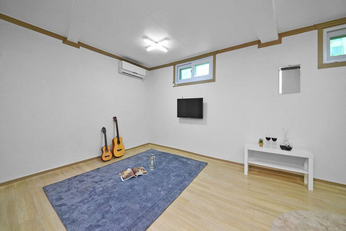 Room (Jeon Gal Ja Ri) | Living room | TV