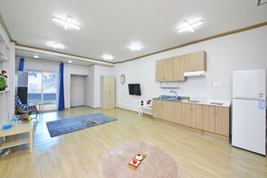 Zimmer (Ssang Doong Ii Ja Ri) | Wohnbereich | Fernseher