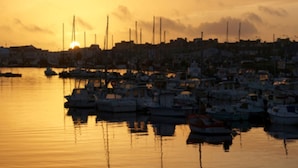 A marina with multiple boats docked at sunset. - For rent 2 level house in seaside residence (Le Guilvinec)