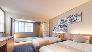 A hotel room with two beds, a desk, a window with blinds, and artwork on the wall. - Hotel ZIZI Kyoto Gion (Kyoto)