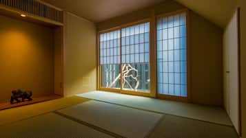 Familienzimmer (Deluxe, SHISHI) | 1 Schlafzimmer, Minibar, Zimmersafe, Schreibtisch