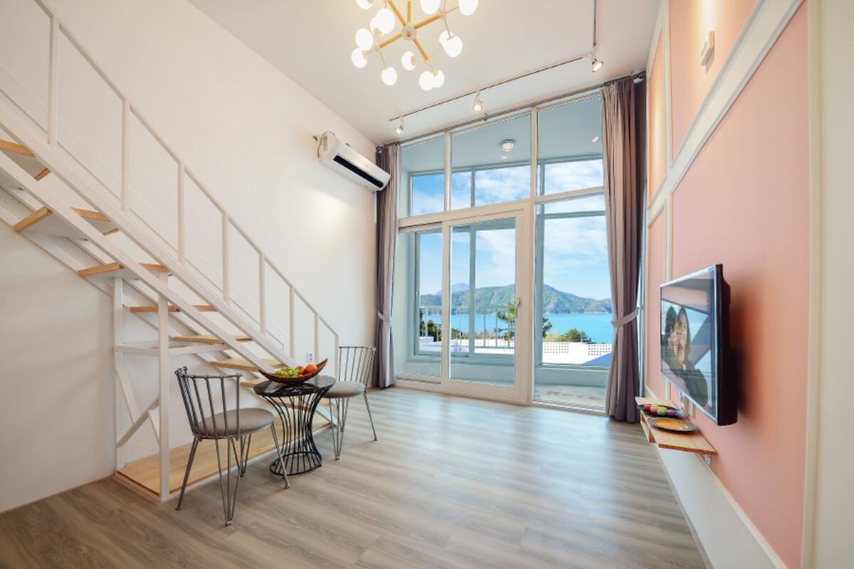 Room (F201 (Ocean View)) | Living area | TV