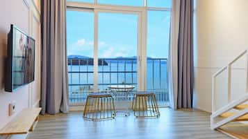 Habitación (A204 (Ocean View)) | Área de sala de estar | Televisión