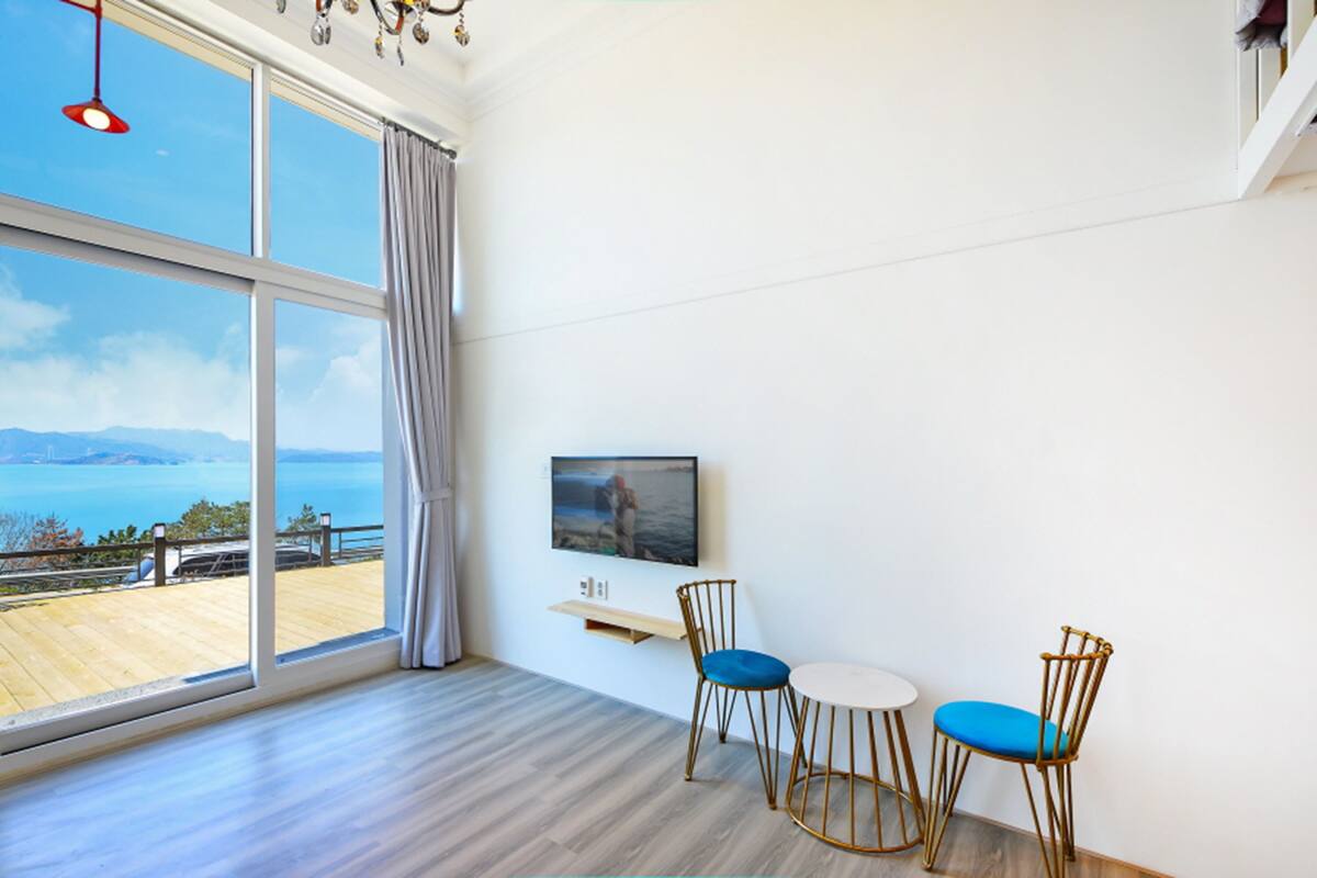 Room (A101 (Ocean View)) | Living area | TV