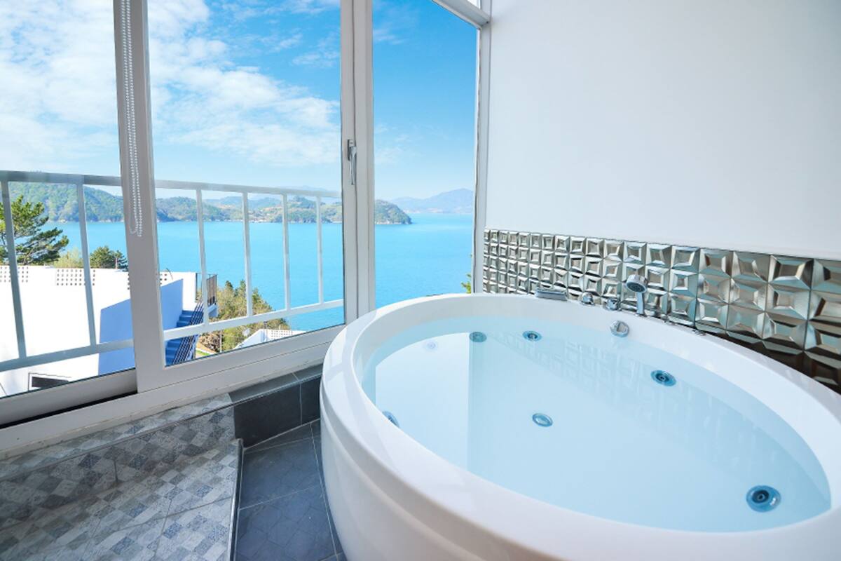 Room (F203 (Spa, Ocean View)) | Jetted tub