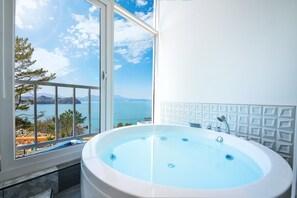 Room (D201 (Spa, Ocean View)) | Jetted tub - Yesu J Plus Pension (Yeosu)