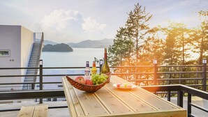 Room (E103 (Ocean View)) | Balcony - Yesu J Plus Pension (Yeosu)
