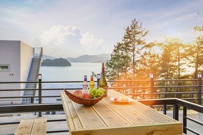 Room (E103 (Ocean View)) | Balcony - Yesu J Plus Pension (Yeosu)