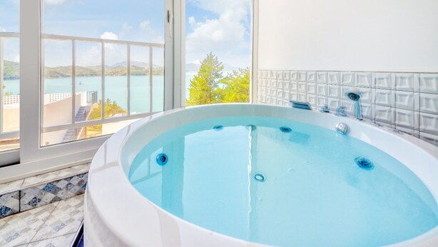 Room (E204 (Spa, Ocean View)) | Jetted tub - Yesu J Plus Pension (Yeosu)