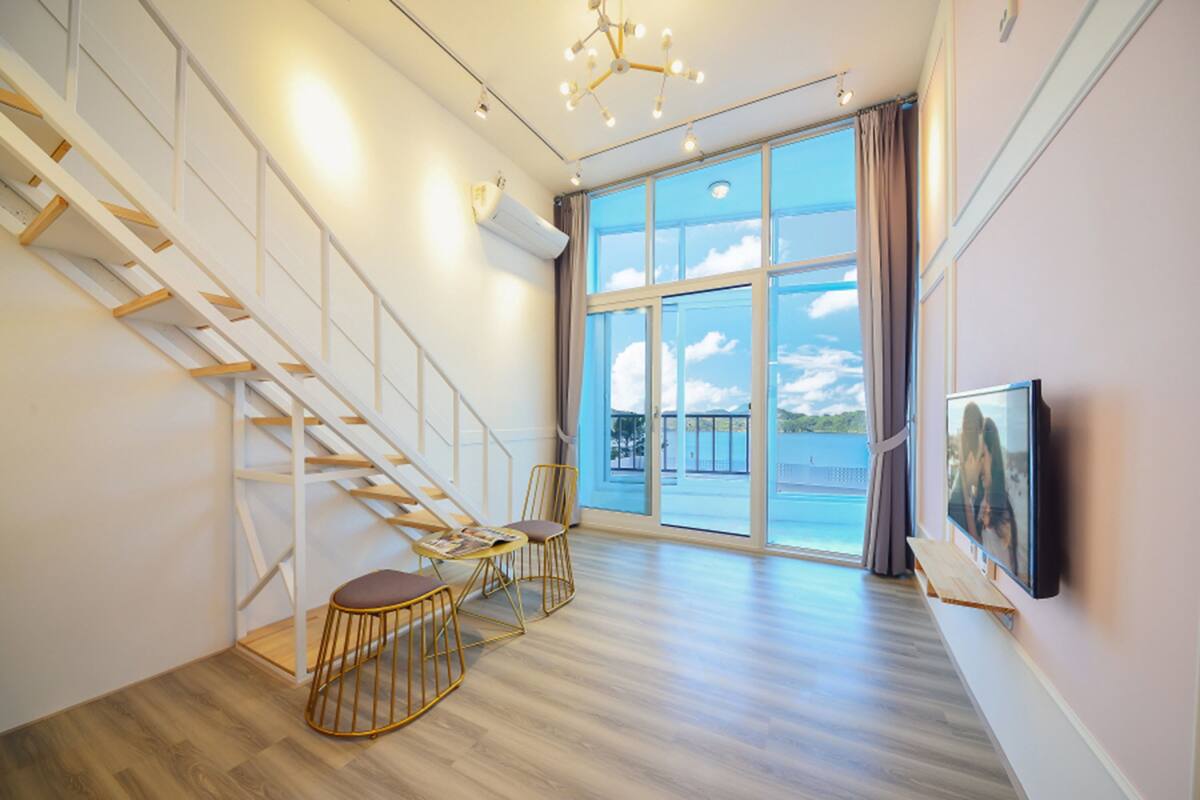 Room (E201 (Ocean View)) | Living area | TV
