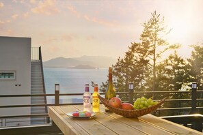 Room (E102 (Ocean View)) | Balcony - Yesu J Plus Pension (Yeosu)