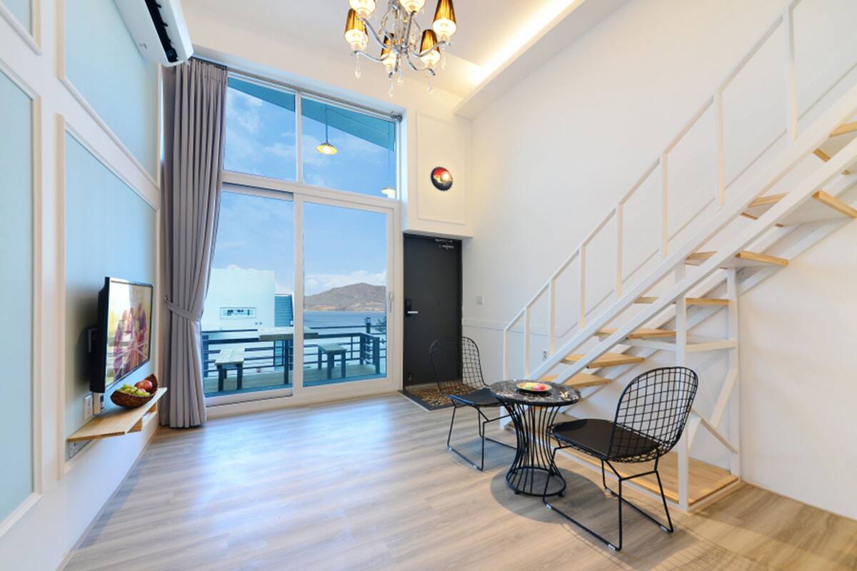 Room (E102 (Ocean View)) | Living area | TV